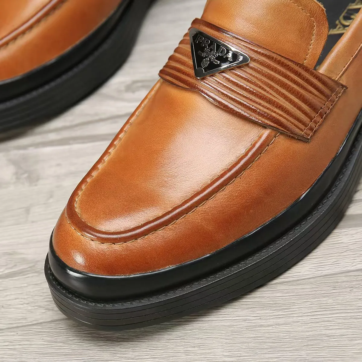Men's shoes 💰540 💰💰🎩🎩【Prada】Counter 1:1⬆️original reproduction, absolute quality🆗Original outsole, high-quality imported rubber, wear-resistant and non-slip, never degummed, upper material: imported first-layer cowhide➕anti-slip foam outsole, official website material, lining material: water-dyed leather lining, 3 colors available! Code number 38-45